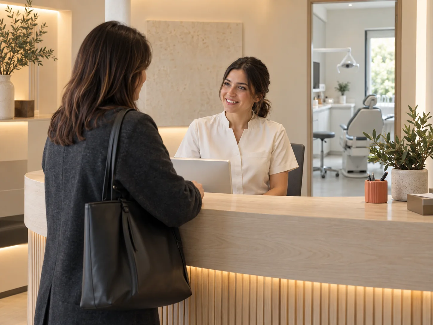 Ascolto e dialogo alla reception di uno studio.